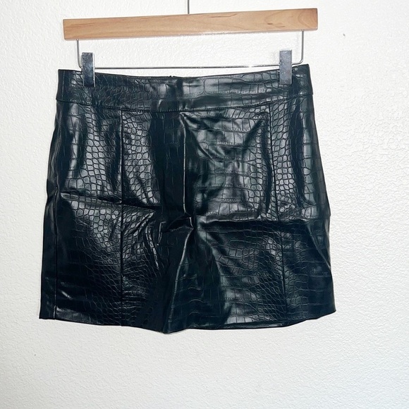 Forever 21 Black Snake Skin Faux Leather NEW Mini Skirt - Picture 1 of 11